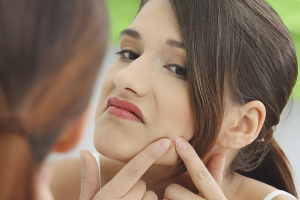 Come sbarazzarsi dell'abitudine di schiacciare l'acne