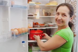 Wie man den Geruch im Kühlschrank loswird