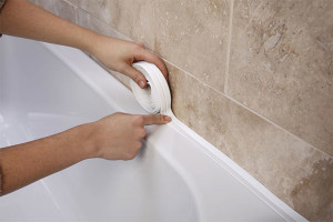Hvordan lukke gapet mellom badet og veggen