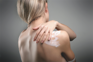 Cómo deshacerse del acné en la espalda y los hombros rápidamente