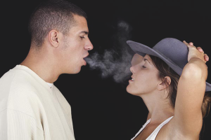 Wie man den Geruch von Zigaretten aus dem Mund loswird