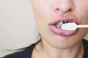 Wie man Zähne mit Aktivkohle aufhellt