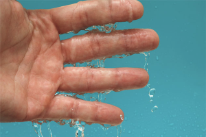 איך להיפטר מכפות הידיים המזיעות