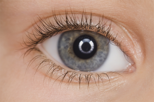 Hur man stärker ögonfransarna och förbättrar deras tillväxt
