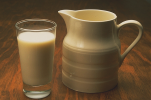 Kā pagatavot raudzētu ceptu pienu