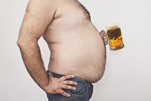 Como um homem pode remover uma barriga de cerveja
