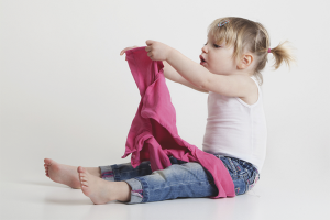 Как да научим дете да се облича самостоятелно