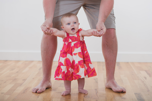 Как да научим дете да стои без подкрепа