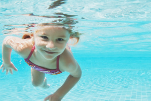 Een kind leren zwemmen