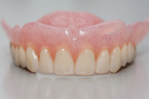 How to whiten dentures
