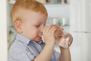 Како научити дете да пије воду