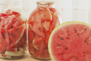 Hur man saltar vattenmeloner för vintern i bankerna