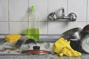 איך לשטוף כלים משומן ישן