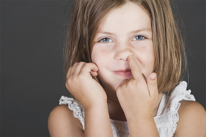 Как да отбием дете, което си бере носа