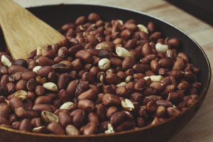 Cara menggoreng kacang dalam kuali