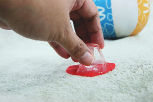 Sådan fjernes ler fra et tæppe