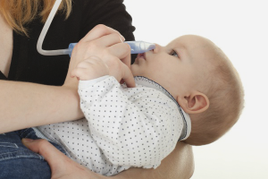 Cách hút snot ở trẻ sơ sinh