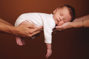 Cum să se întărească un copil să doarmă în brațele lui