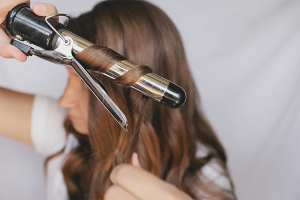 Comment enrouler les cheveux sur un fer à friser