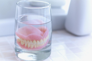 Kuinka säilyttää irrotettavat hammasproteesit oikein