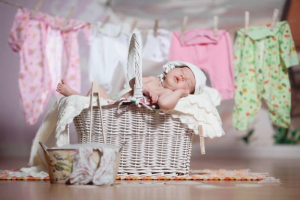 Как да перете дрехи за новородено