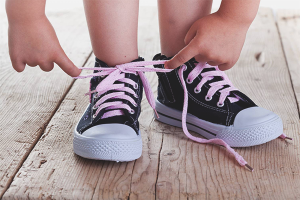 Как да научим дете да завързва обувки