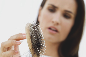 Wie man Haarwurzeln vor Haarausfall stärkt