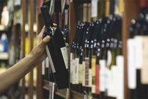 كيفية اختيار النبيذ الجيد في المتجر