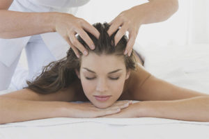 Kopfmassage für Haarwuchs und Kräftigung