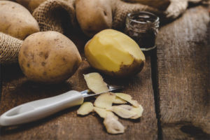Užitočné vlastnosti a použitie zemiakovej šupky