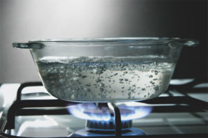 Fördelarna och skadorna på kokt vatten