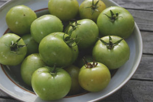 Fordelene og skadene ved grøn tomat