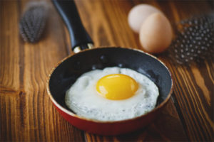 Fordelene og skadene ved stekte egg