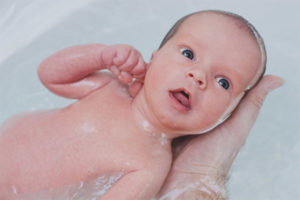 En què aigua per banyar un nadó