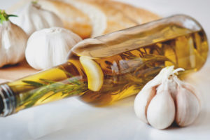 Užitečné vlastnosti a aplikace česnekového oleje