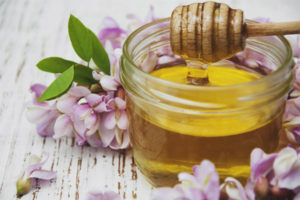 Užitečné vlastnosti a kontraindikace akátového medu