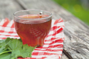 Korzyści i szkody porzeczkowej herbaty liściastej