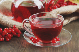 Fördelarna och skadorna på te med viburnum