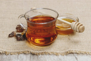 Los beneficios y daños del té con miel.