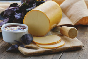 Výhody a poškodenie klobásového syra