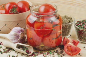 Fordelene og skadene ved saltede tomater