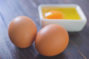 Els avantatges i els perjudicis dels ous crus