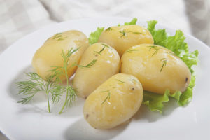 Fördelarna med och skadorna på kokta potatis