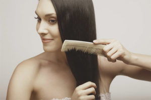 Sådan rettes håret uden strygning og hårtørrer