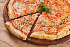 Können schwangere Frauen Pizza essen?