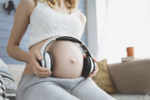 Kunnen zwangere vrouwen naar luide muziek luisteren?