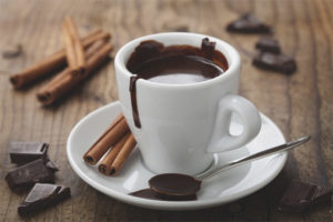 Fordelene og skadene med varm sjokolade