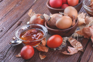 Cara mewarnakan telur dalam kulit bawang