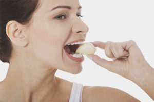 So entfernen Sie den Geruch von Knoblauch aus dem Mund