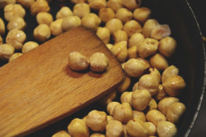 Cara memanggang kacang hazel